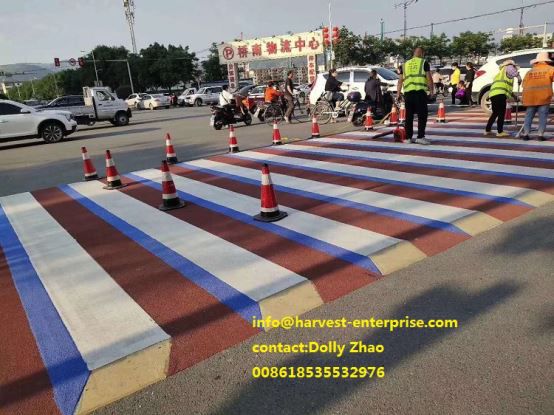 Superficie antideslizante de cores no cruce da estrada